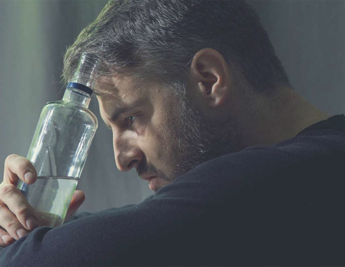 мужчина с бутылкой